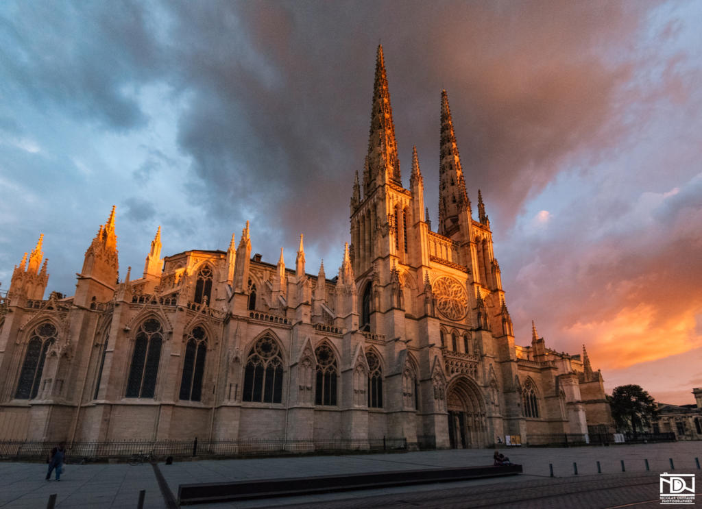 magnifique ciel Bordeaux sunset cathédrale