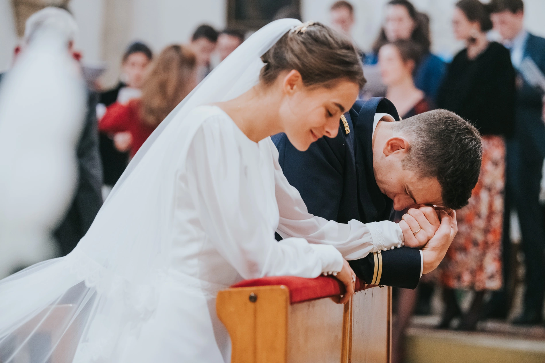 Moment fort de mariés qui prient dans l'église