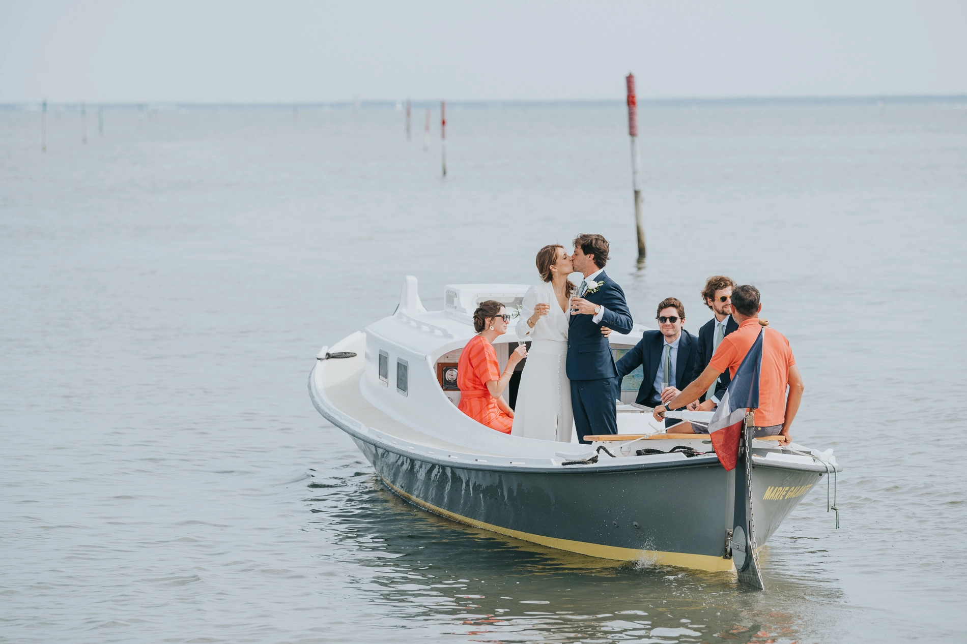 Mariés qui s'embrassent sur une pinasse sur le Bassin d'Arcachon