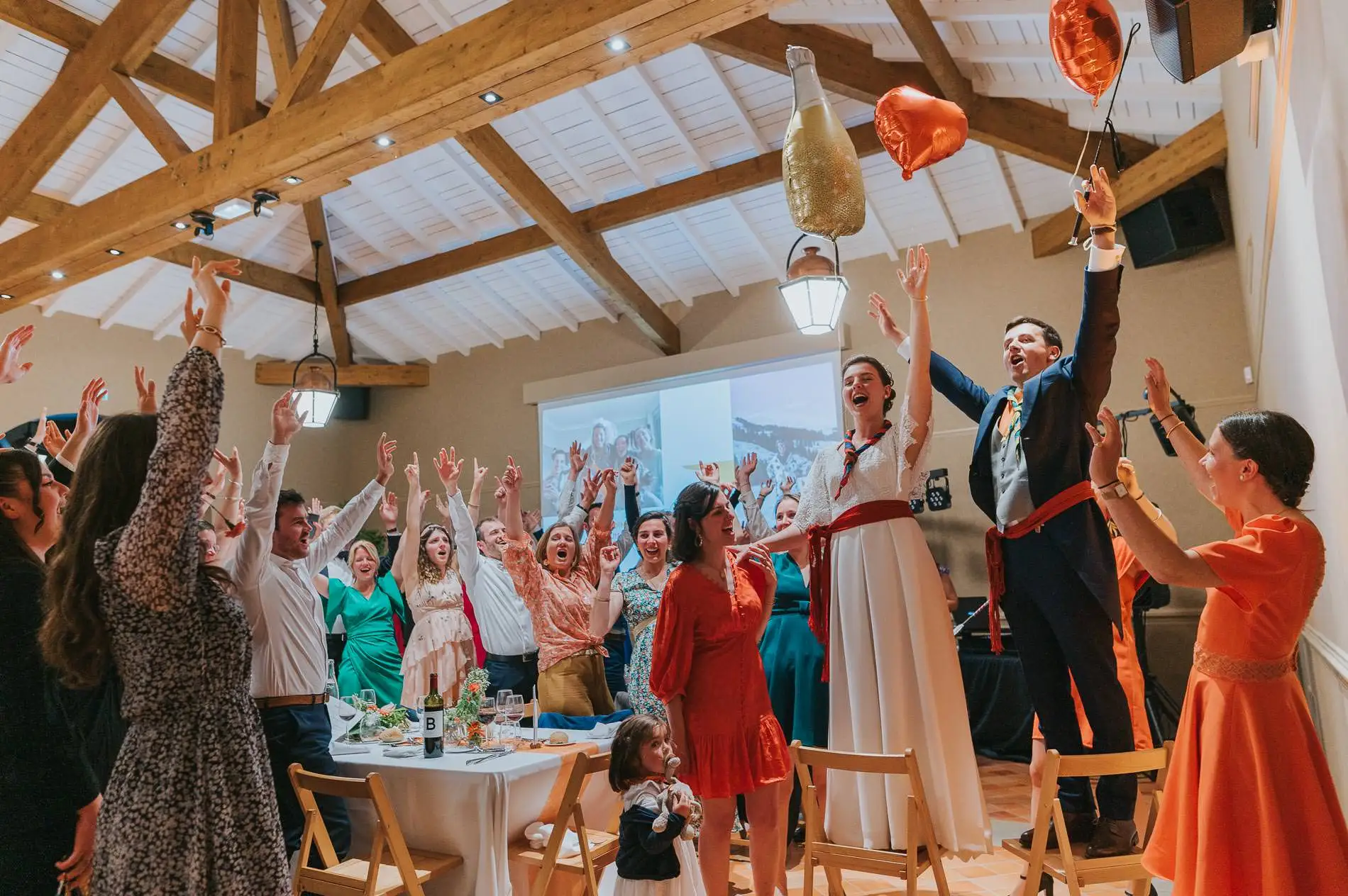 Mariés priant pendant la cérémonie à Bordeaux