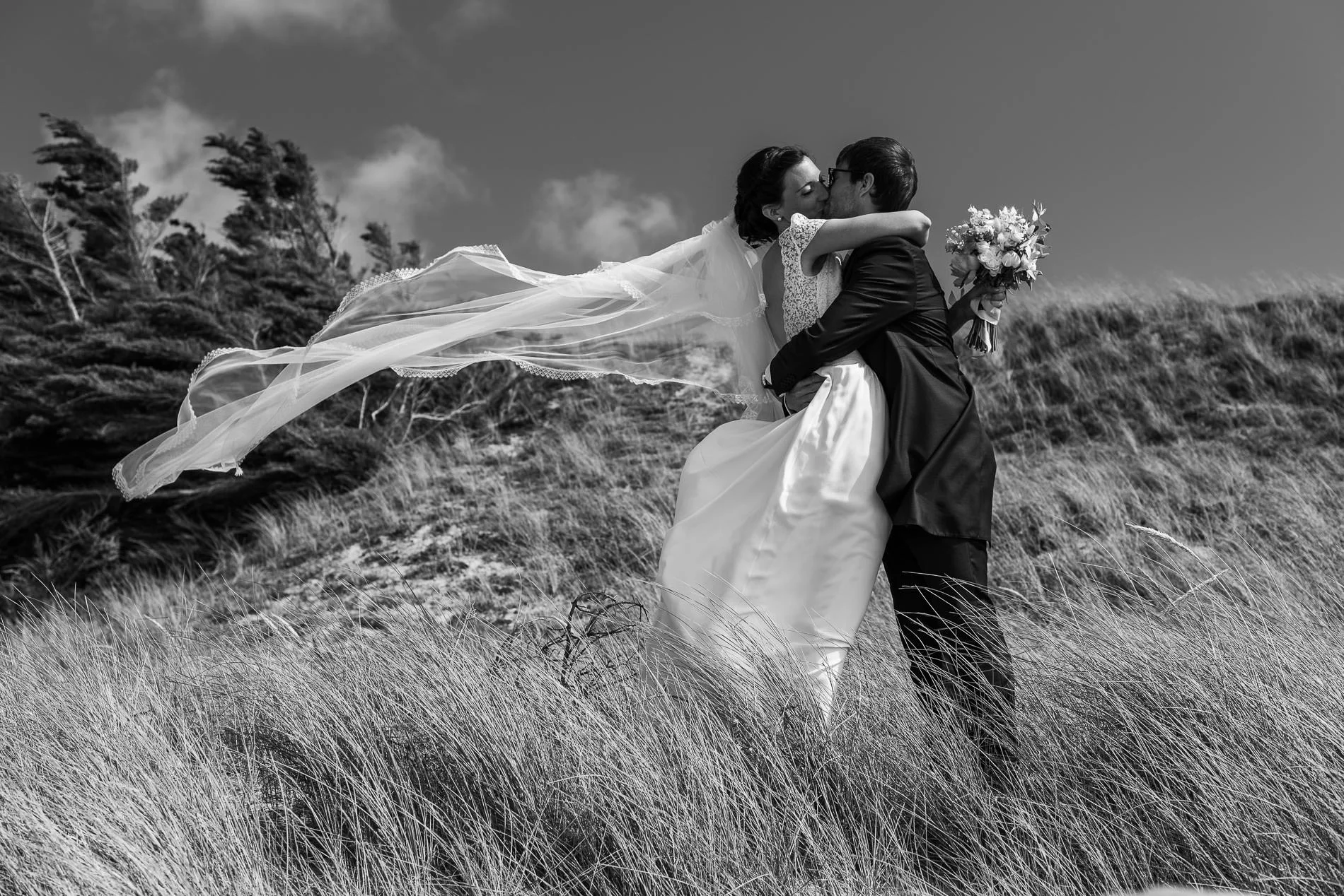 Mariés priant pendant la cérémonie à Bordeaux