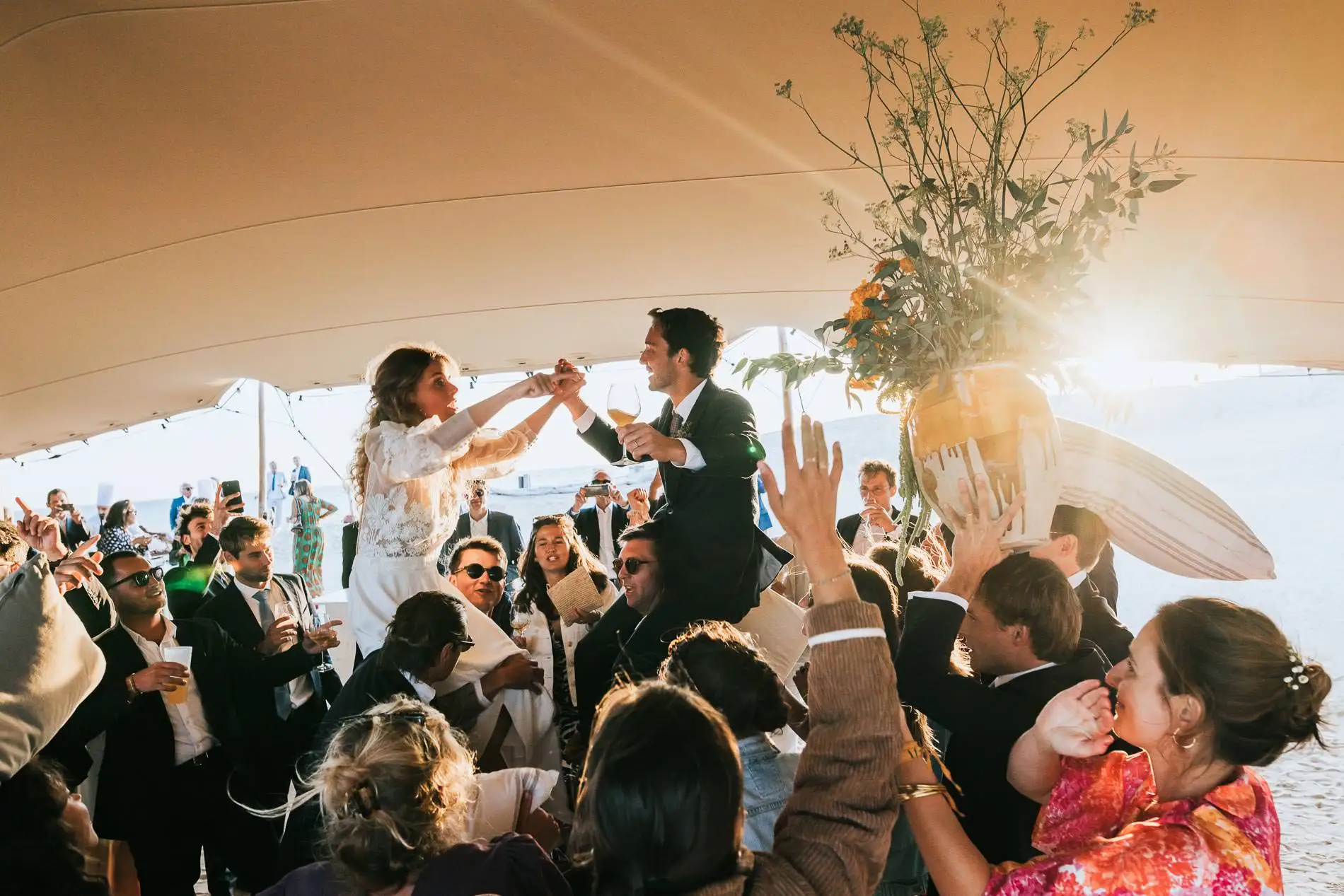 Mariés priant pendant la cérémonie à Bordeaux