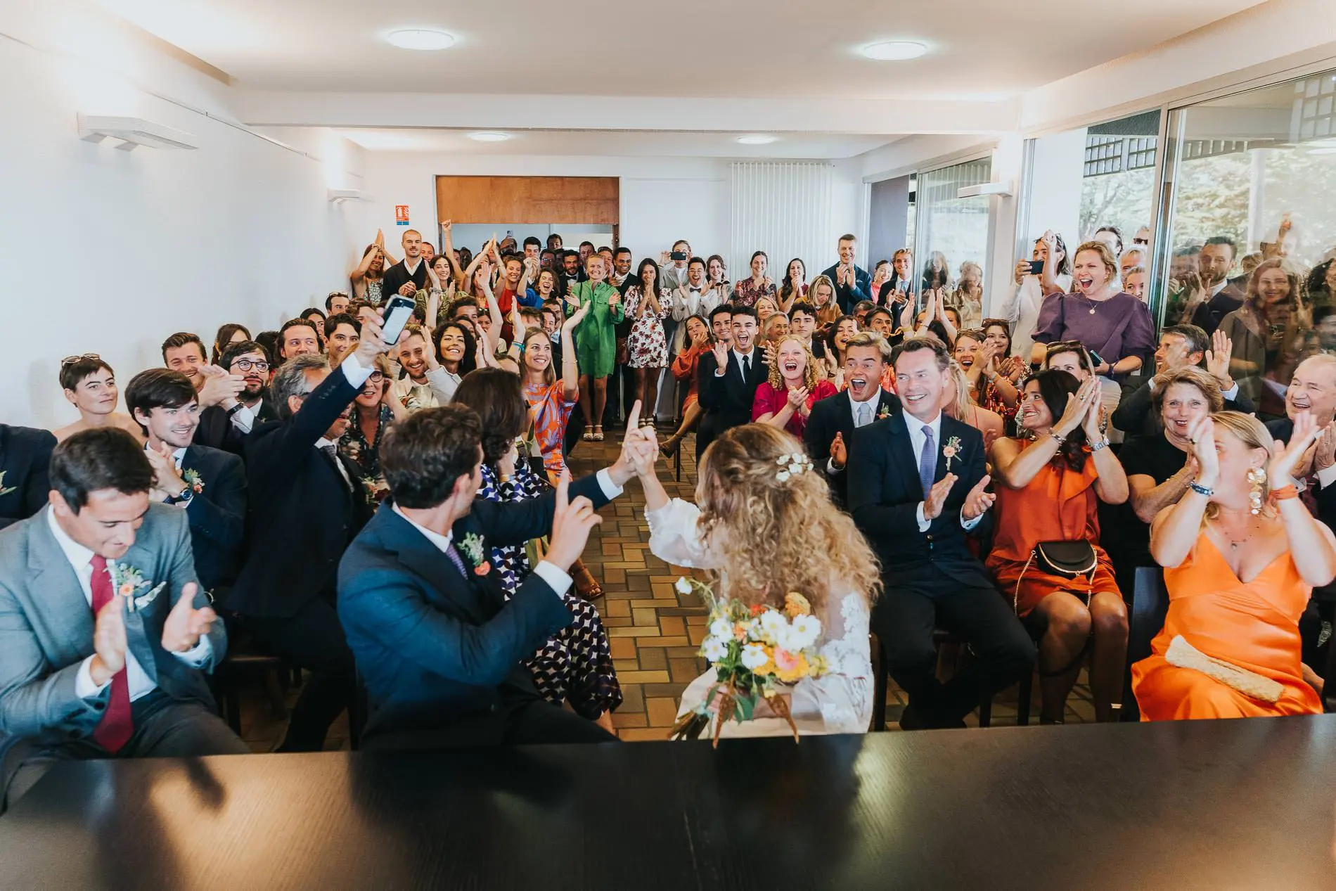 Mariés signant à la mairie sous les applaudissements des invités cérémonie civile mariage Cap Ferret Gironde photographe mariage